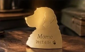 犬の横顔をかたどった金のプレート