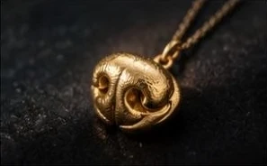 鼻紋をかたどった金のペンダント