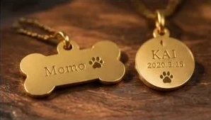 名前を刻んだ金のネームプレート