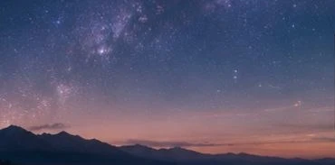 星空と山の稜線